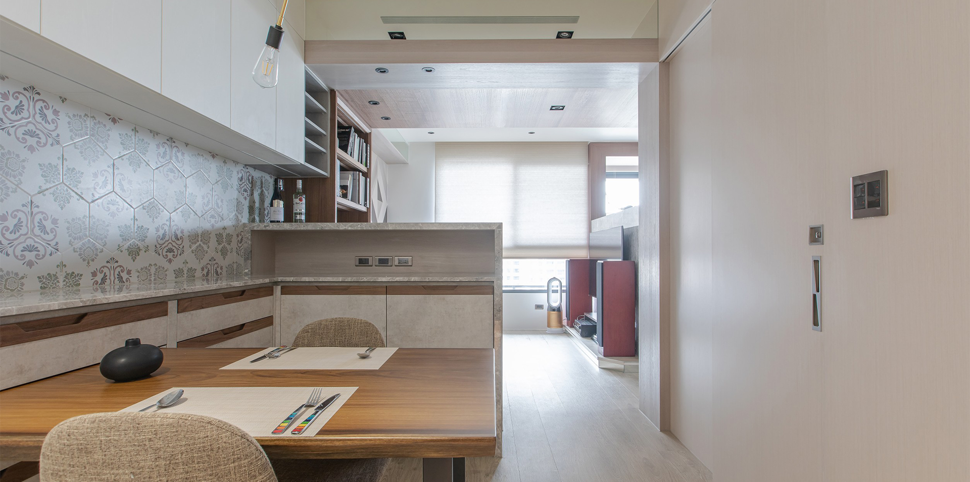 原木桌塗裝完整指南：「上漆」還是「推油」？哪種適合你？