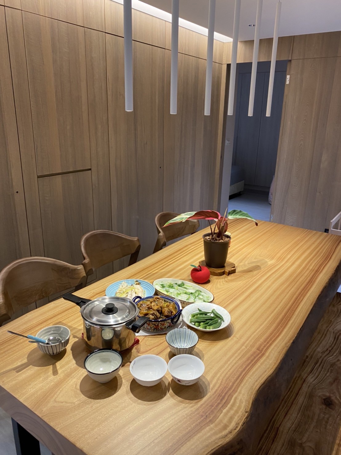 原木狂人案例分享-香樟木餐桌